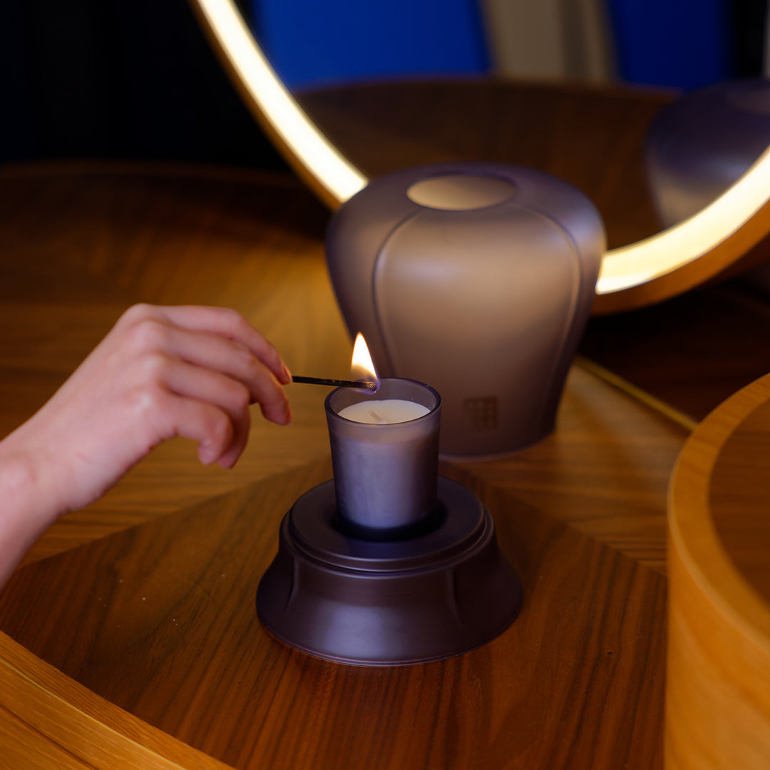 Bougeoir lanterne céleste Purple Wealth - Verre soufflé à la main et VivaScentz™ - XIANG