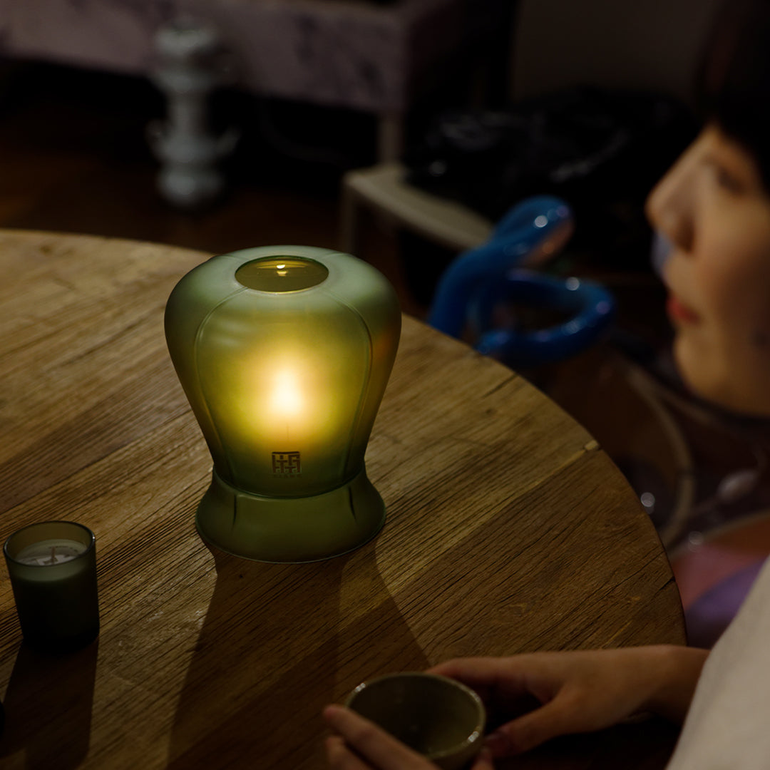 Bougeoir lanterne céleste Green Rise - Verre soufflé à la main et DreamScentz™ - XIANG