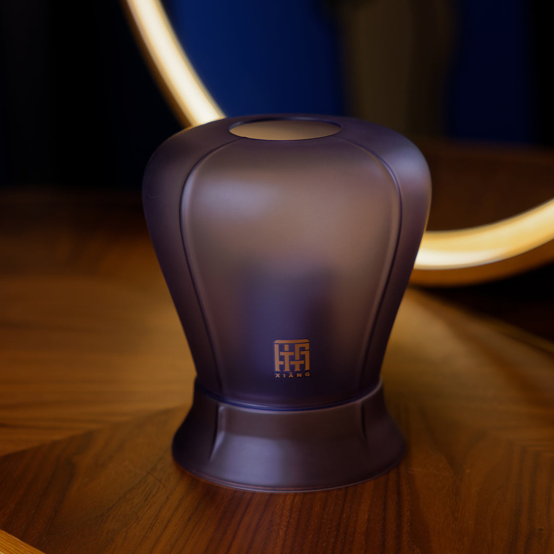 Bougeoir lanterne céleste Purple Wealth - Verre soufflé à la main et VivaScentz™ - XIANG